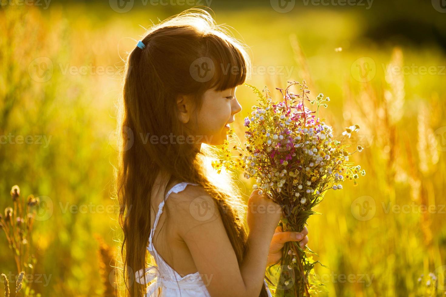 niña feliz con un ramo de flores foto