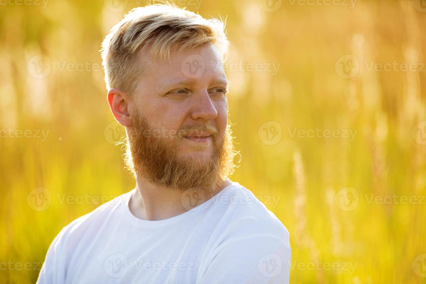 hombre rubio con barba foto