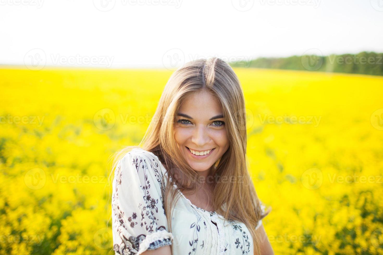 dulce mujer entre flores amarillas en verano foto