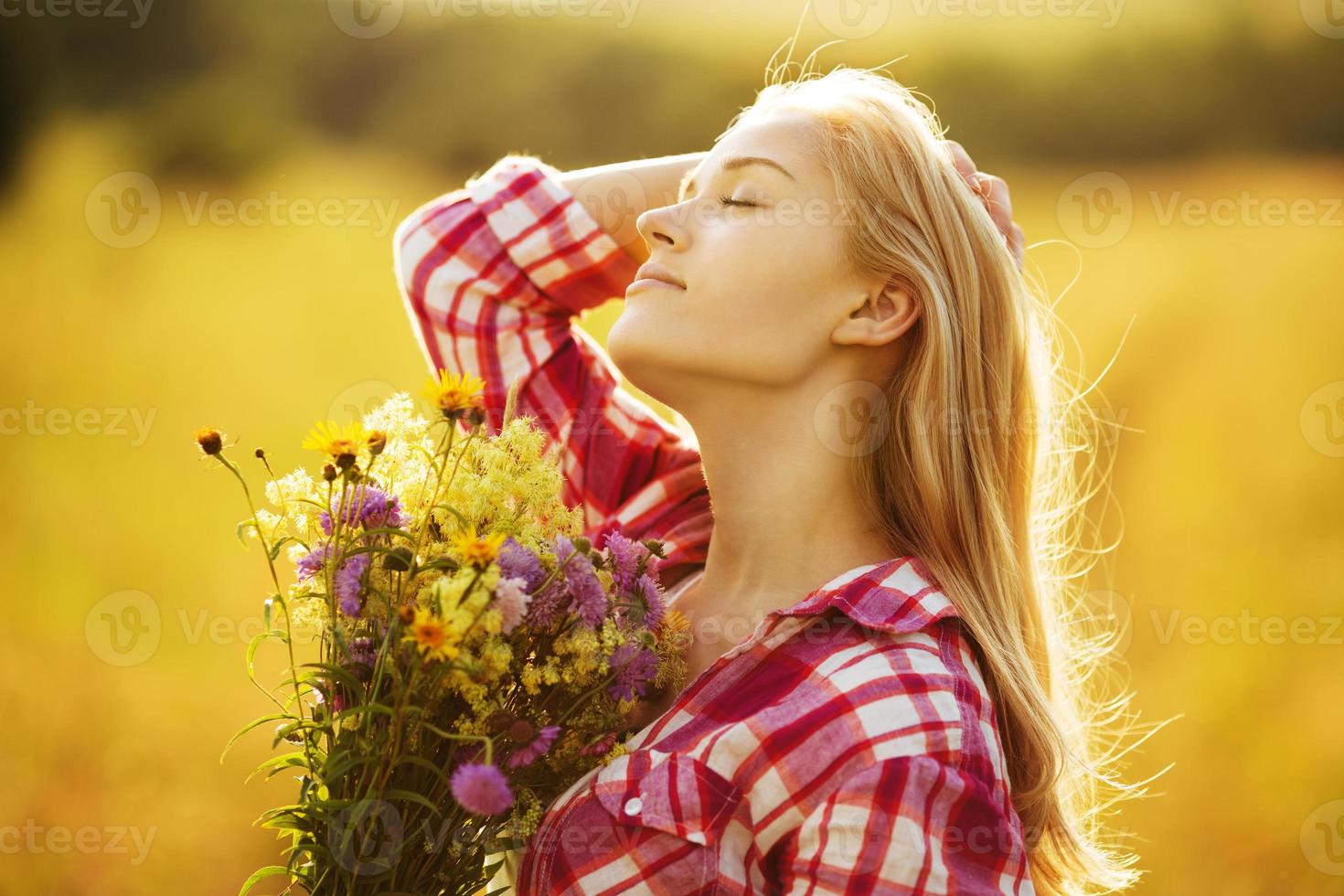 niña feliz con un ramo de flores silvestres foto