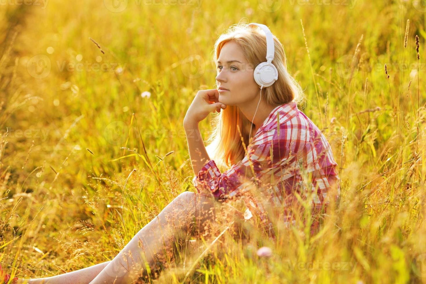 niña feliz escuchando música en auriculares foto