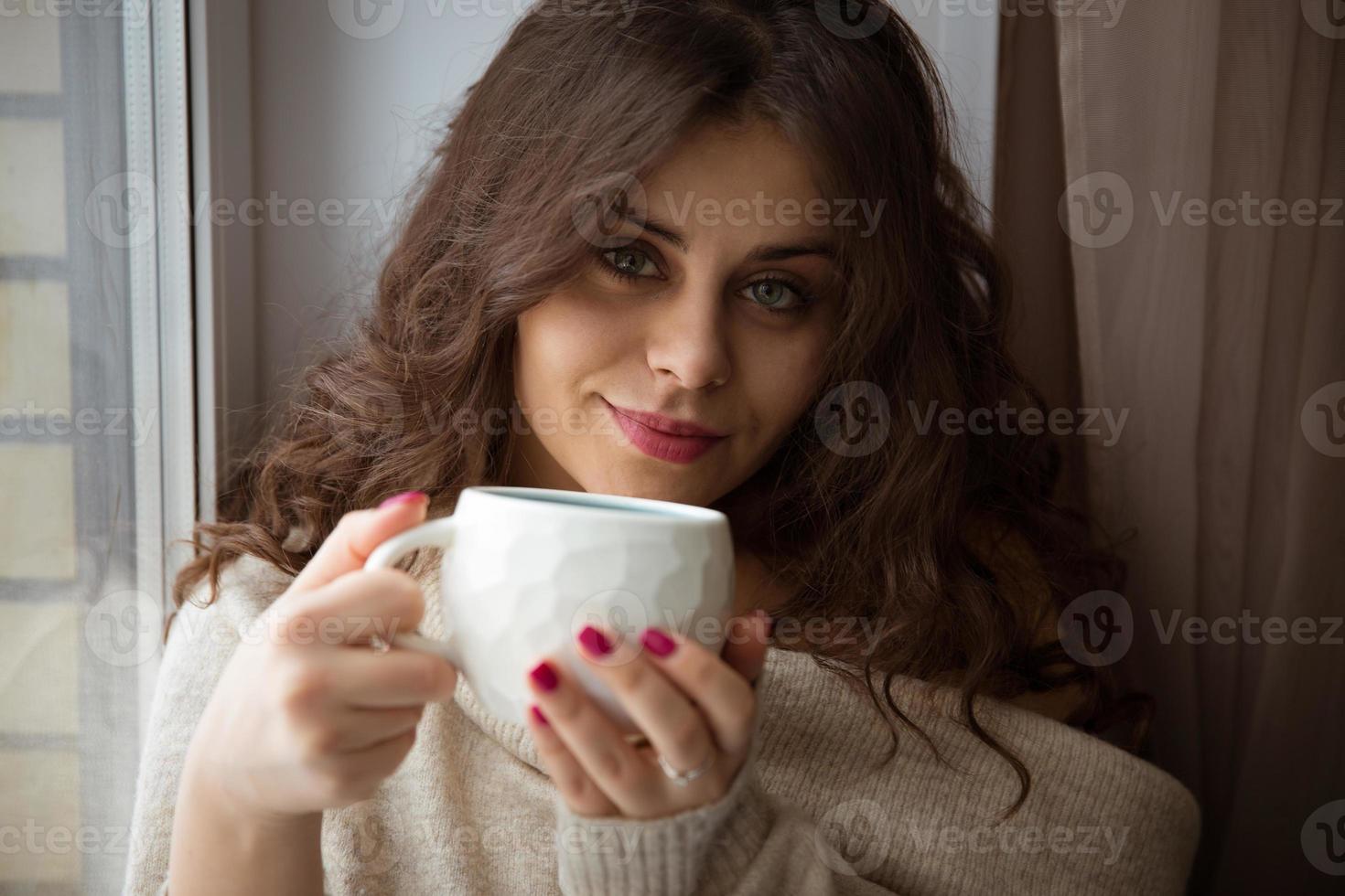 chica con una taza de cafe foto