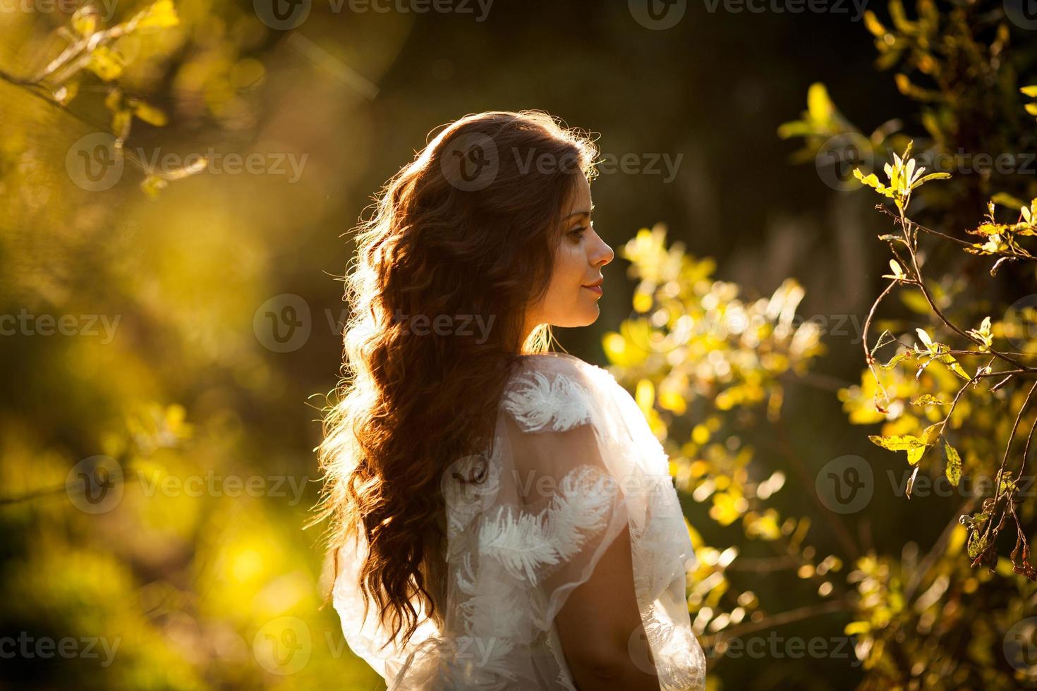 niña en el jardín al atardecer foto