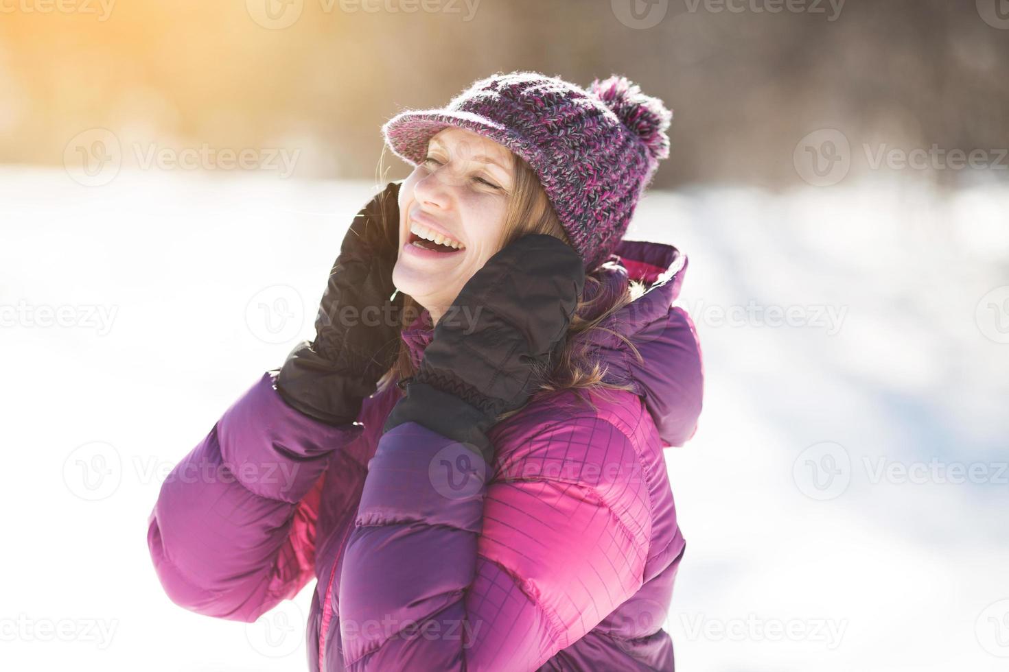 mujer joven feliz riendo alegremente foto