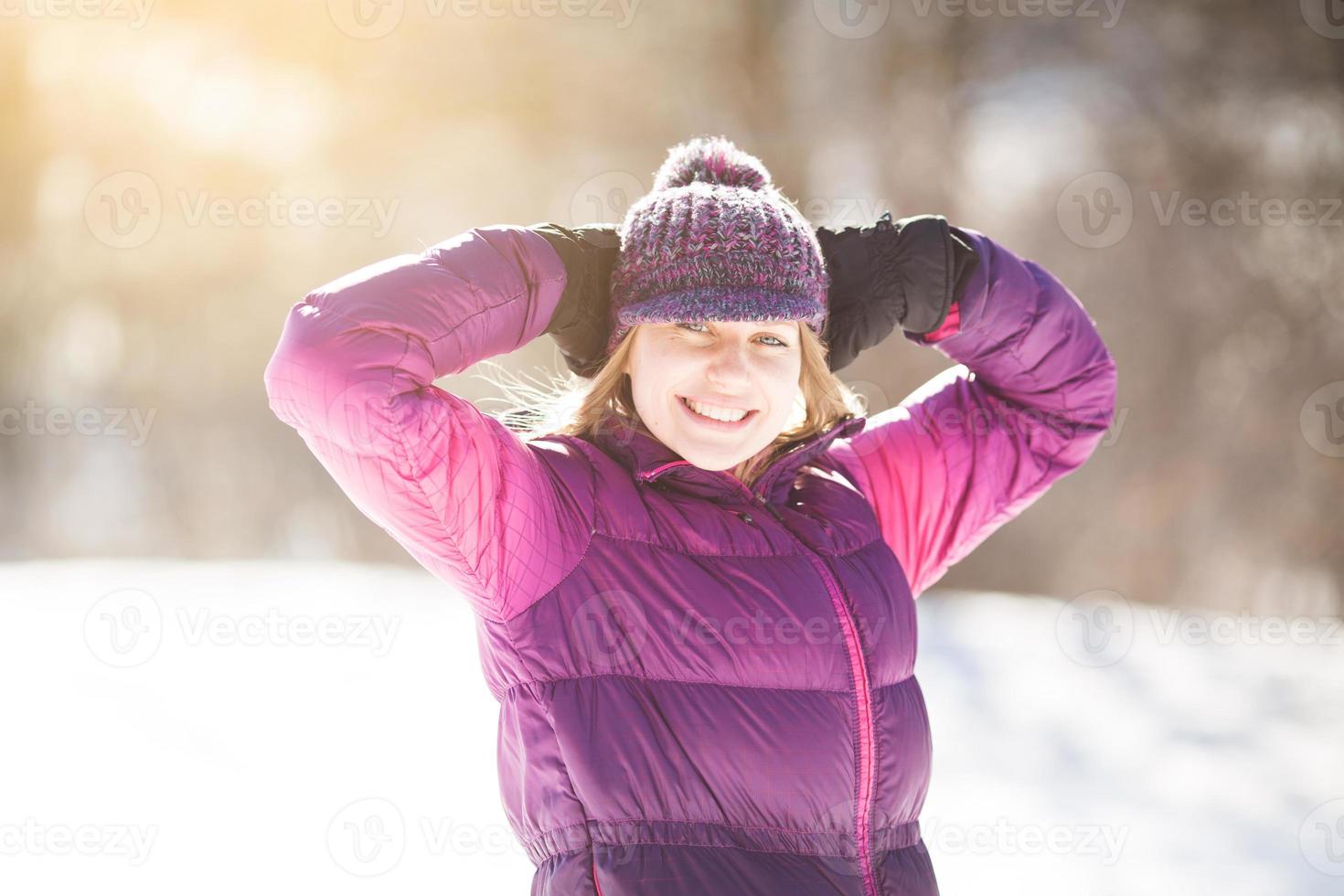 retrato de una mujer joven alegre foto