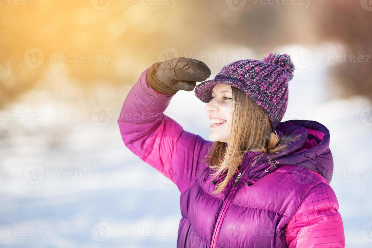 chica con gorra mira a lo lejos foto