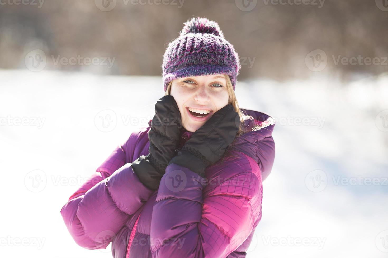 mujer joven feliz riendo alegremente foto