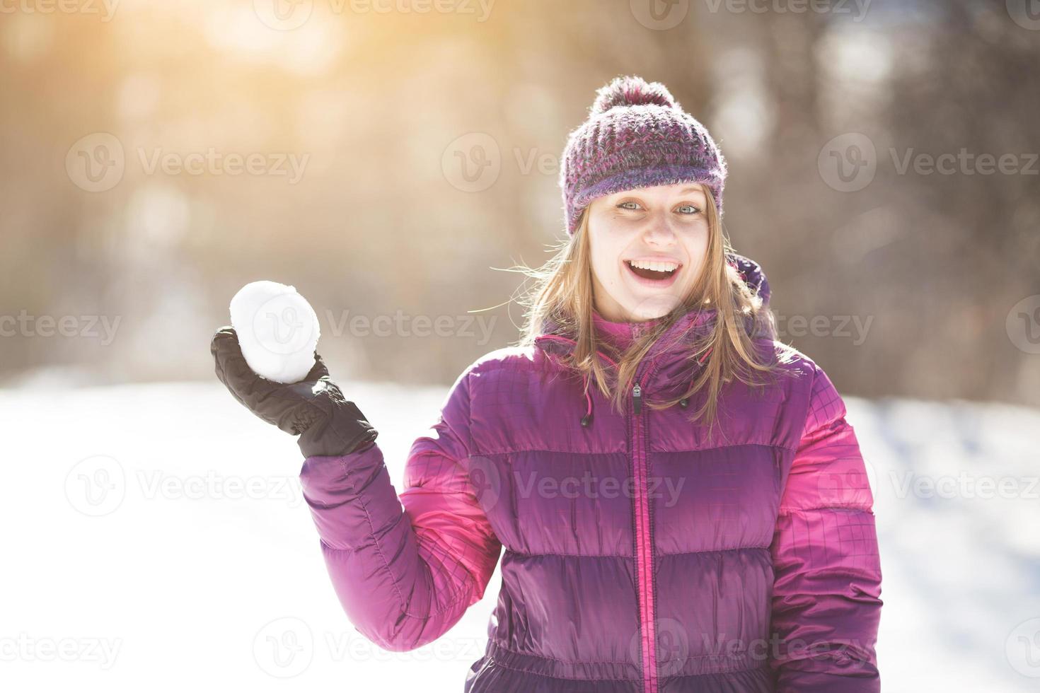 mujer joven feliz con bola de nieve foto