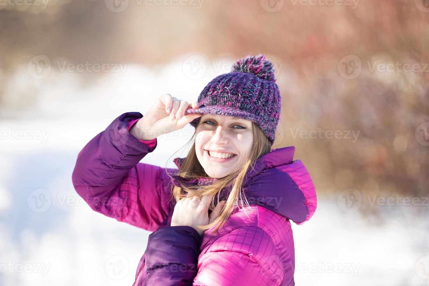 linda chica alegre en un gorro de punto foto