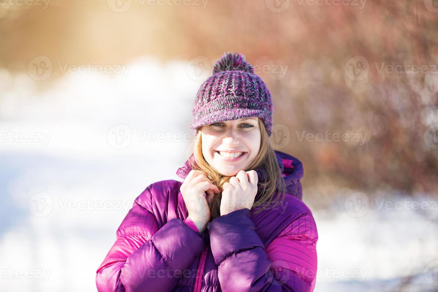 linda chica alegre con una gorra foto