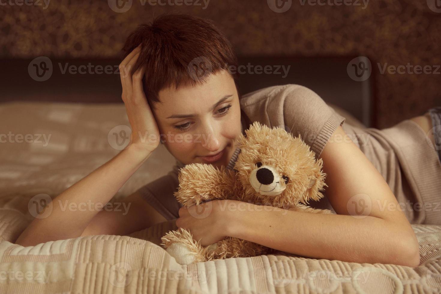 niña bonita con un osito de peluche foto