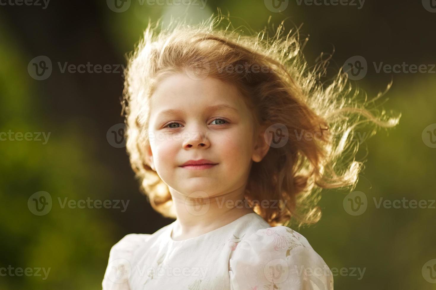 retrato de una niña feliz foto