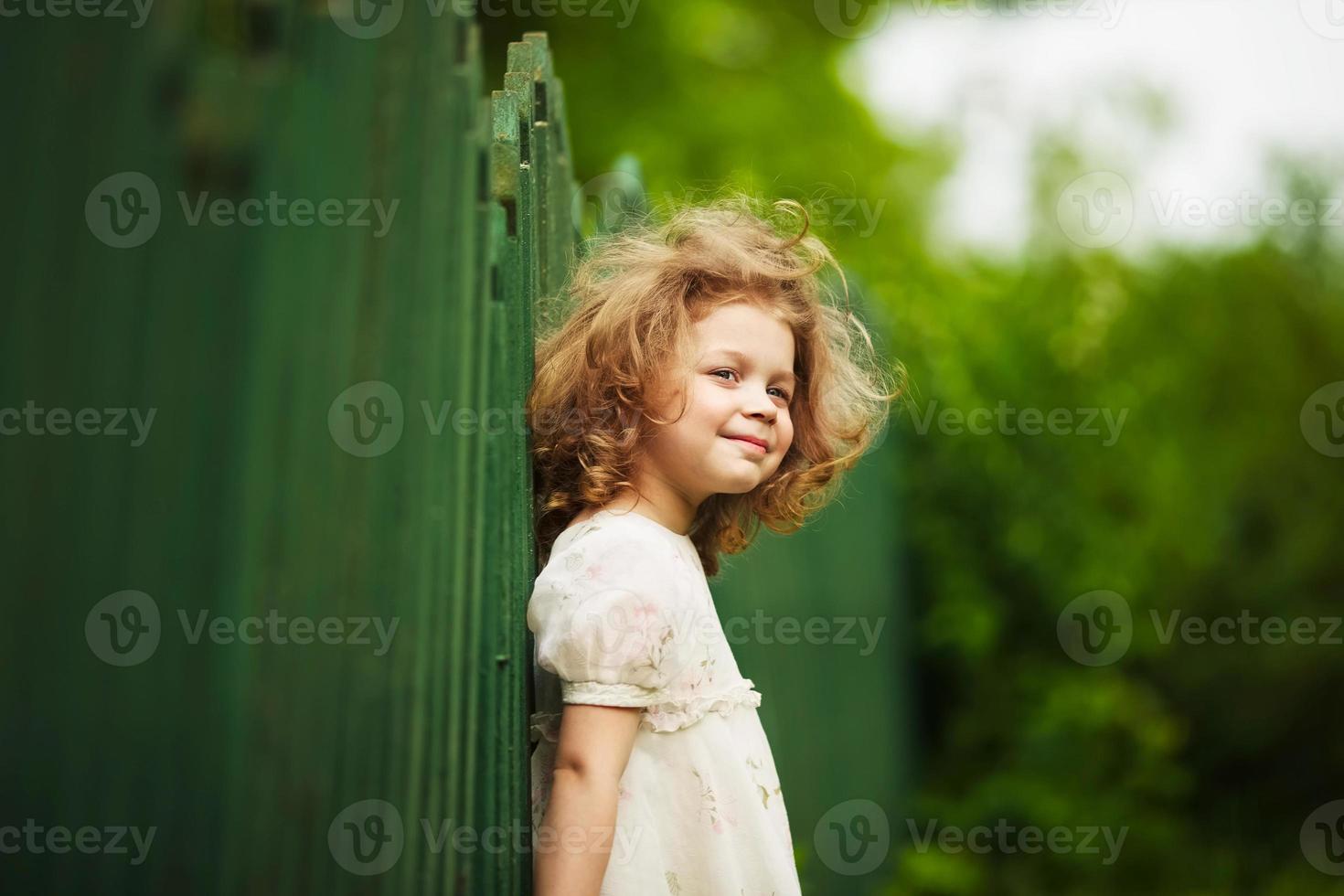 niña feliz, alegre y peluda foto