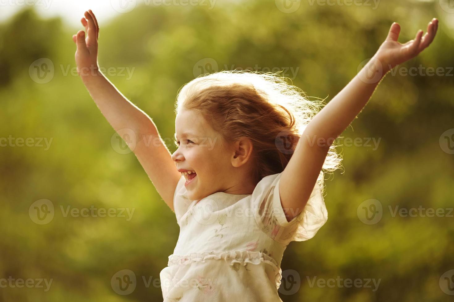 niña feliz y alegre foto