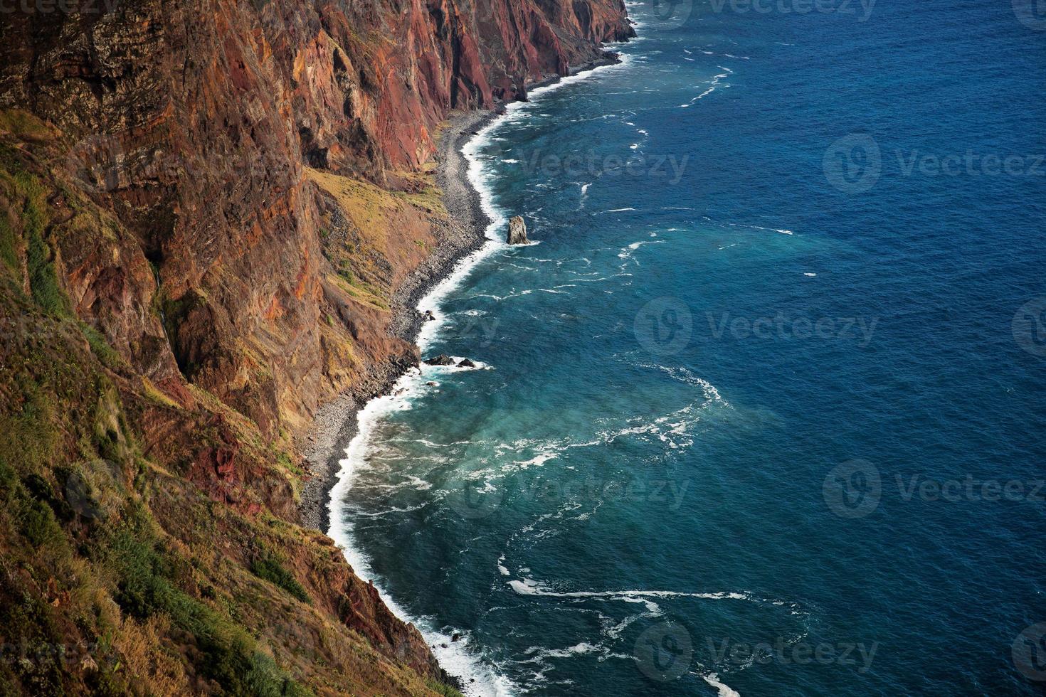 las olas del mar lavan la orilla rocosa foto