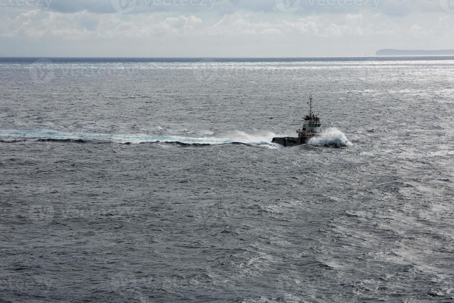 barco solitario en el vasto océano foto