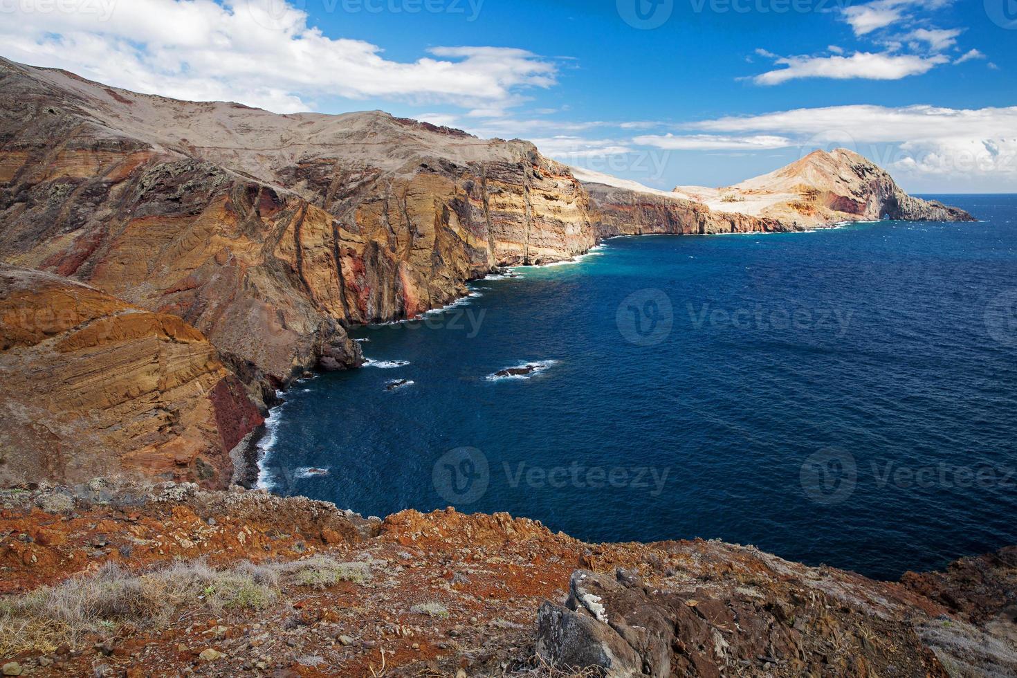 paisaje escénico con altas montañas en la costa foto