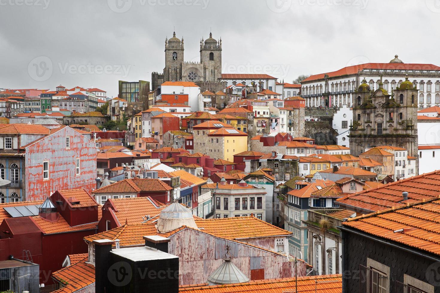 vista a la ciudad con muchas casas. foto