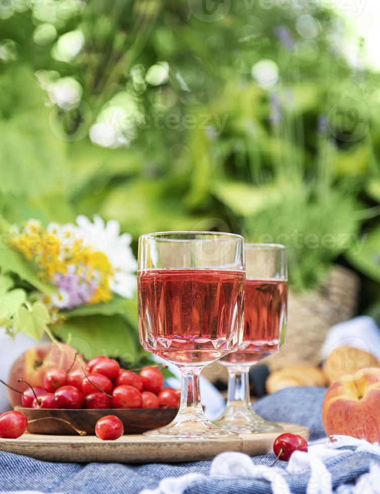 Establecer para picnic en una manta en campo lavanda foto