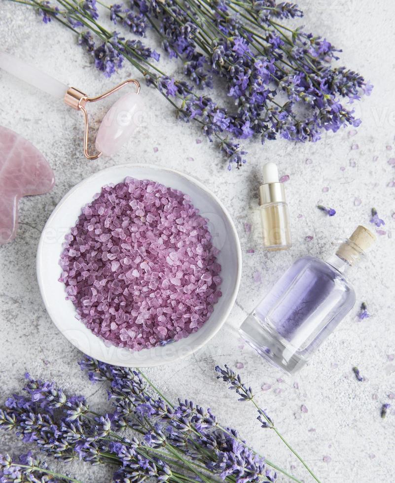 conjunto de cosmética de spa orgánica natural con lavanda. foto