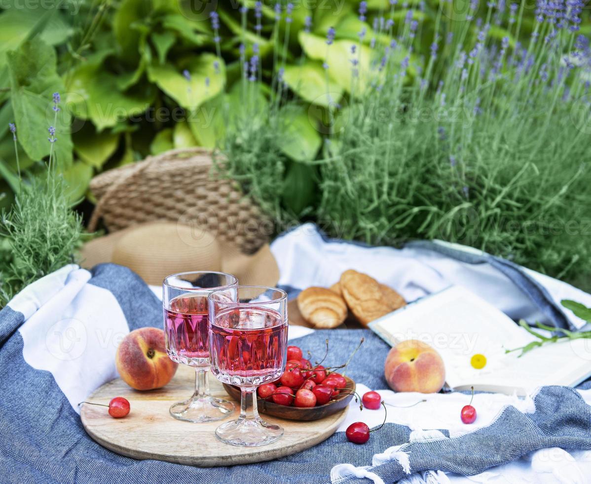 Establecer para picnic en una manta en campo lavanda foto