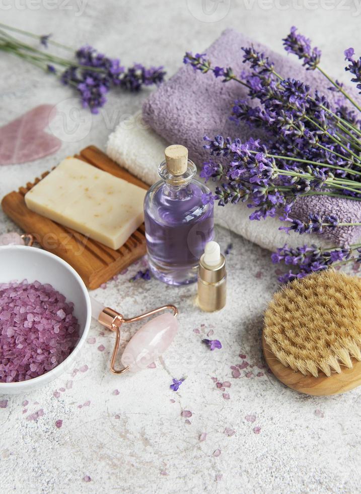 Cosmético de hierbas naturales con flores de lavanda. foto