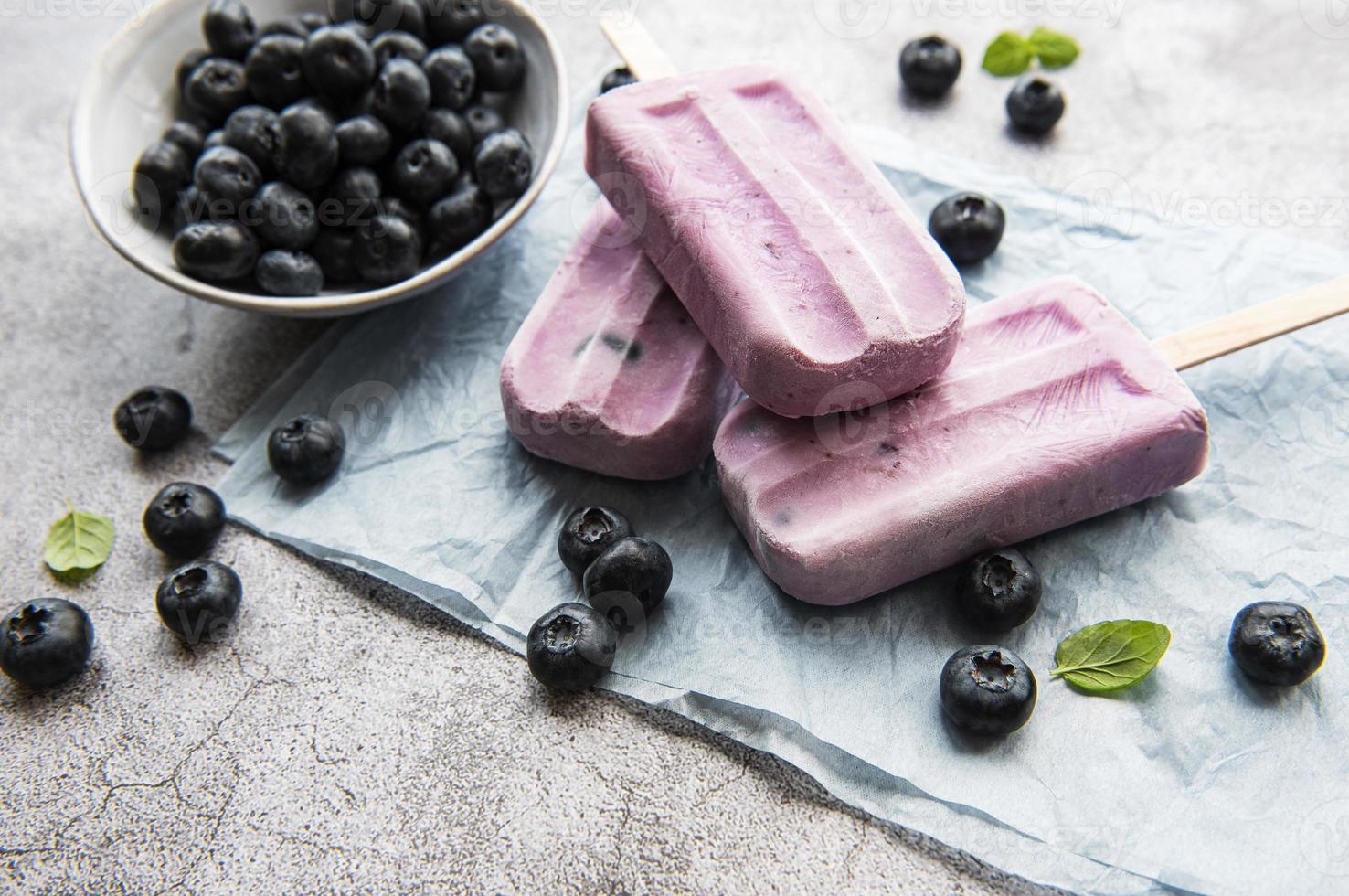 paletas de helado de arándanos orgánicos frescos. foto