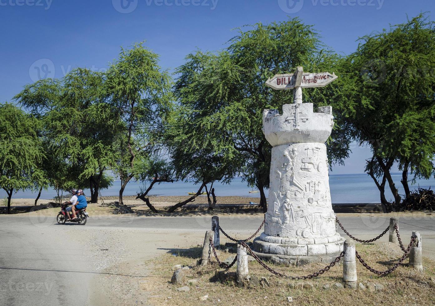 Señal de carretera colonial portugués antiguo monumento en Dili East Timor Leste foto