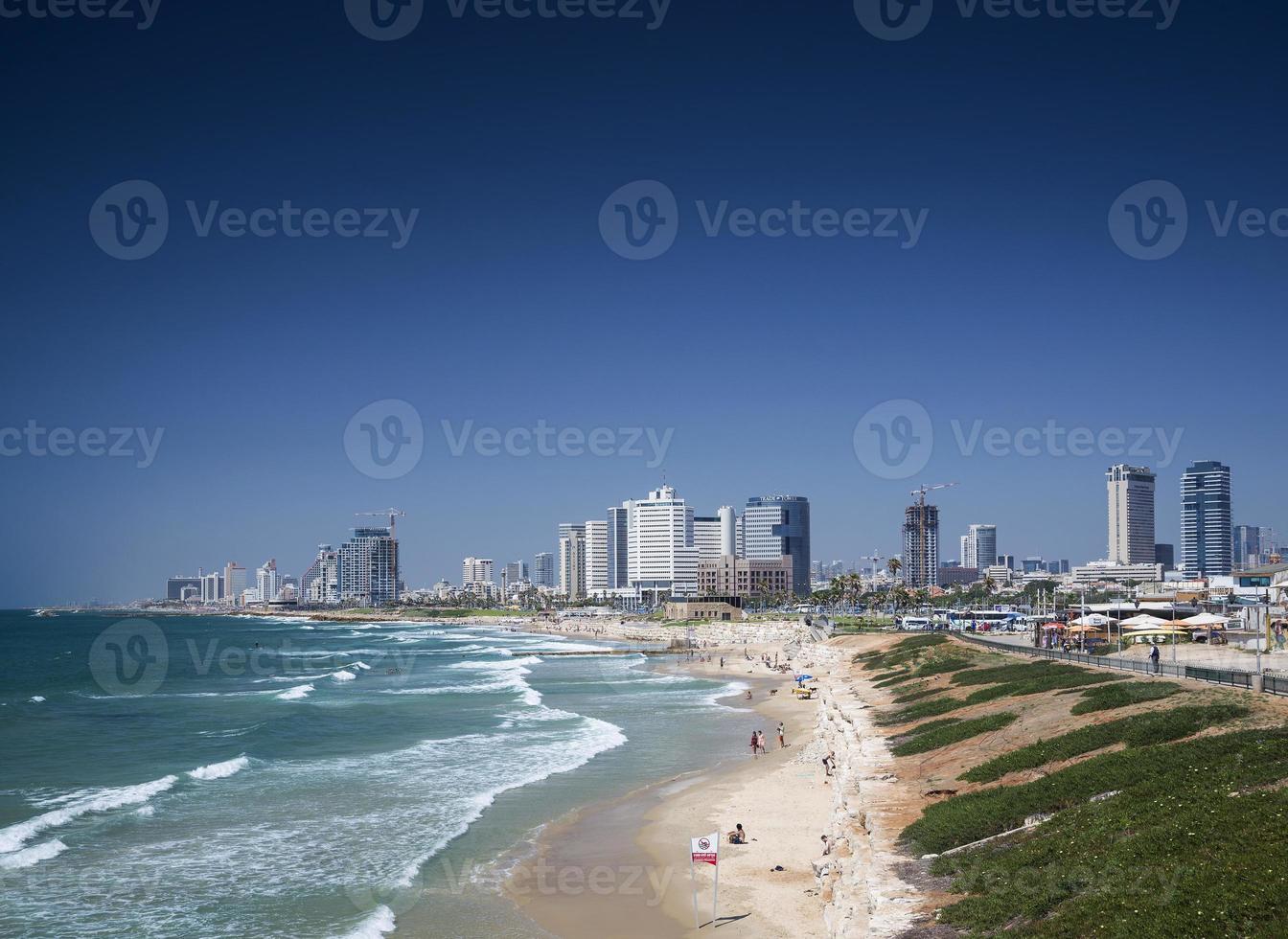 El distrito de la playa de la ciudad y la vista del horizonte de Tel Aviv, Israel foto