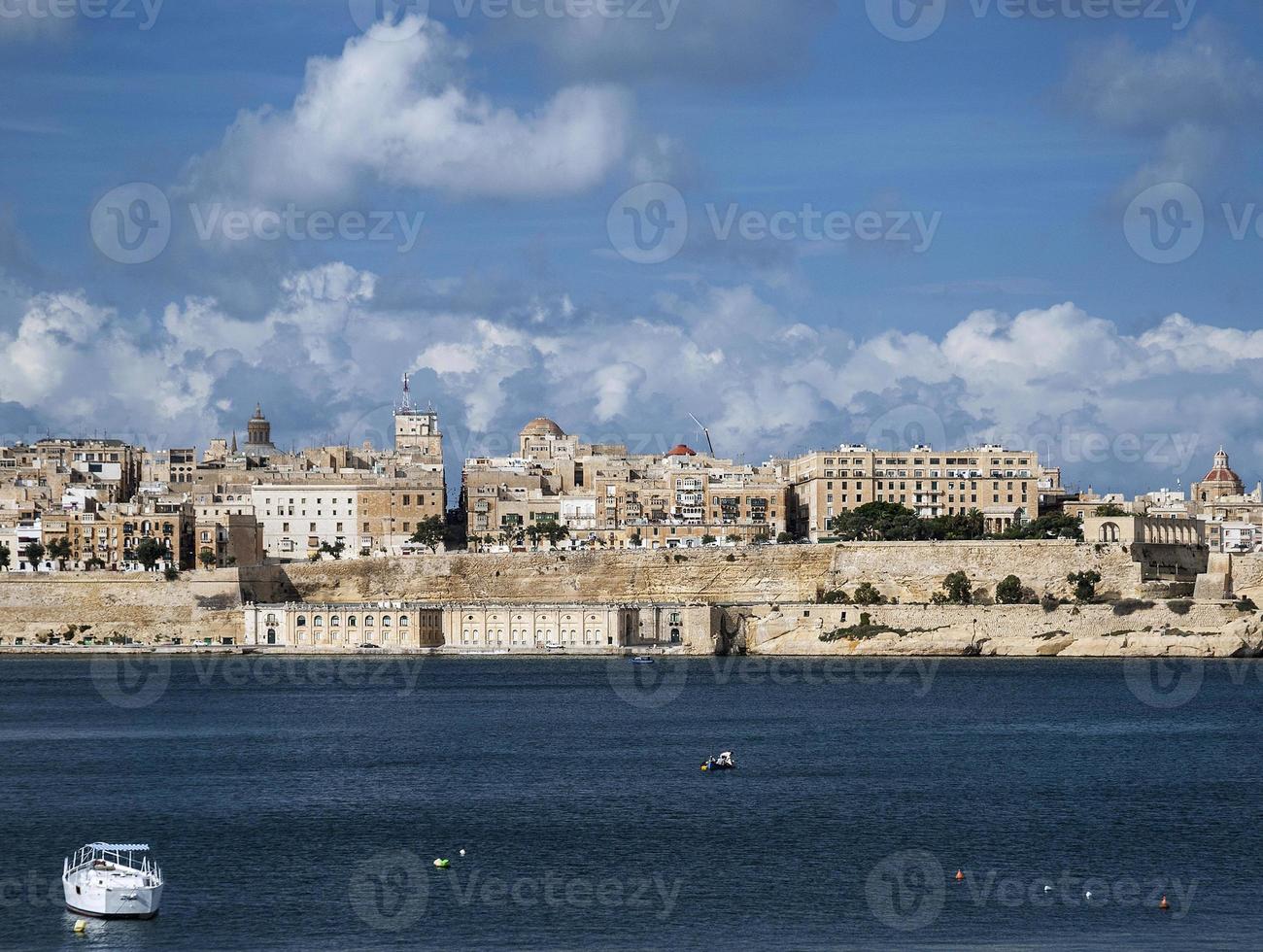 La valletta, la famosa arquitectura de fortificaciones de la ciudad vieja vista panorámica en Malta foto