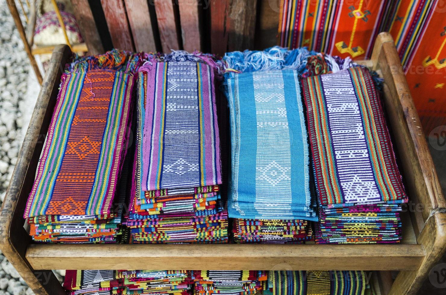 Bufandas de tela tais tejida tradicional en el mercado de souvenirs de Dili Timor Oriental Leste foto