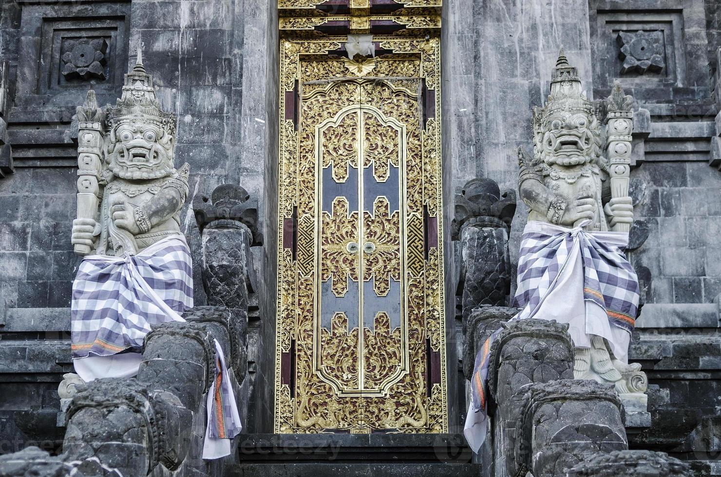 Pura Goa Lawah 'Bat Cave' antiguo templo hindú detalle exterior en Klungkung South Bali Indonesia foto