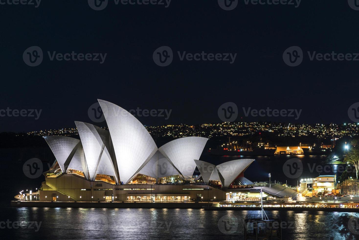 Vista del exterior histórico de la Ópera de Sydney en la noche en Australia foto