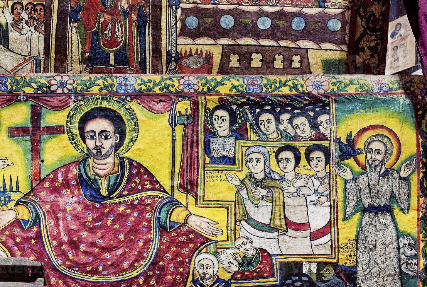 El interior de la antigua iglesia ortodoxa etíope paredes pintadas en Gondar Etiopía foto