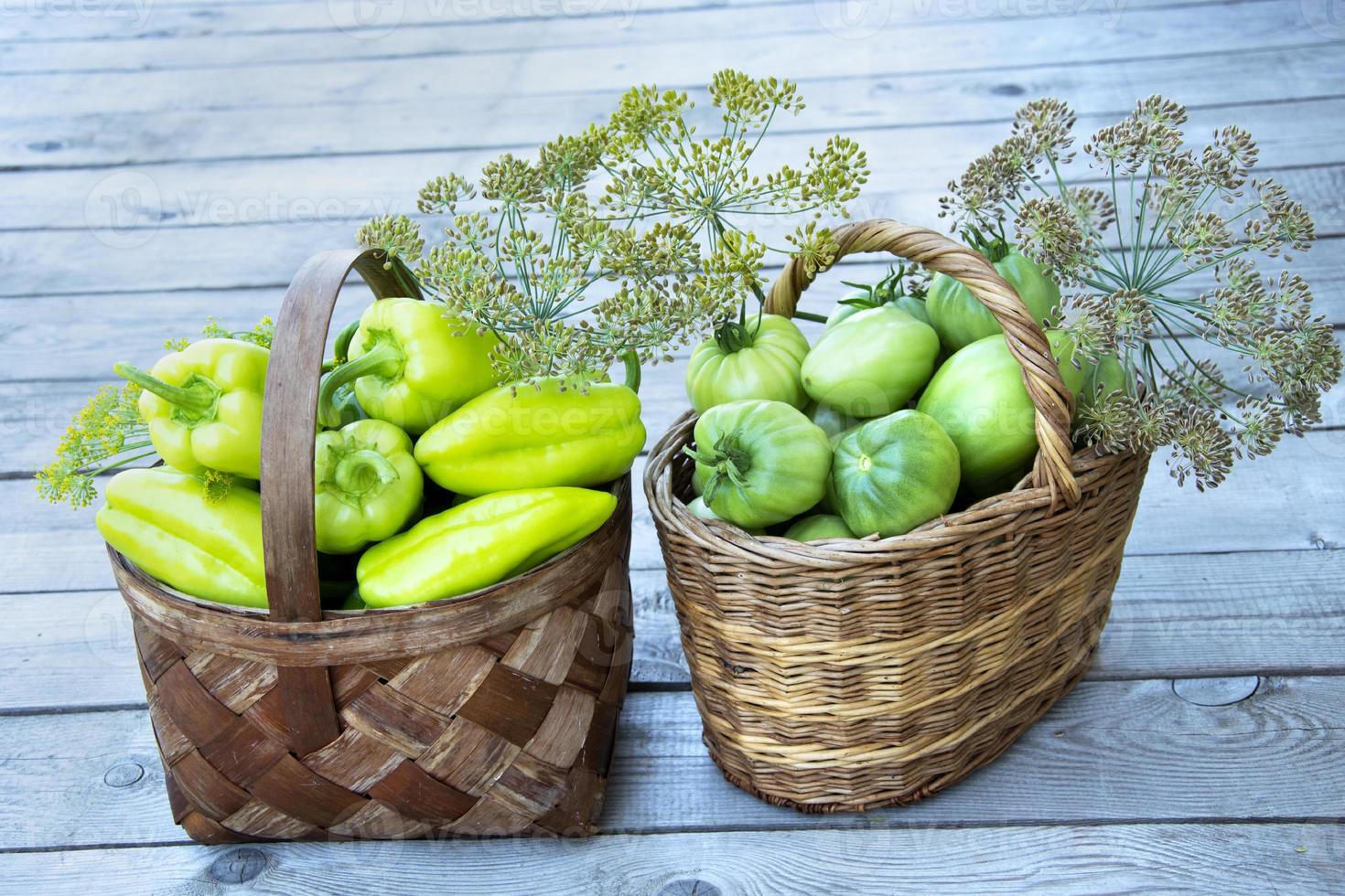 verduras en la canasta. las cestas de mimbre están llenas de productos frescos foto