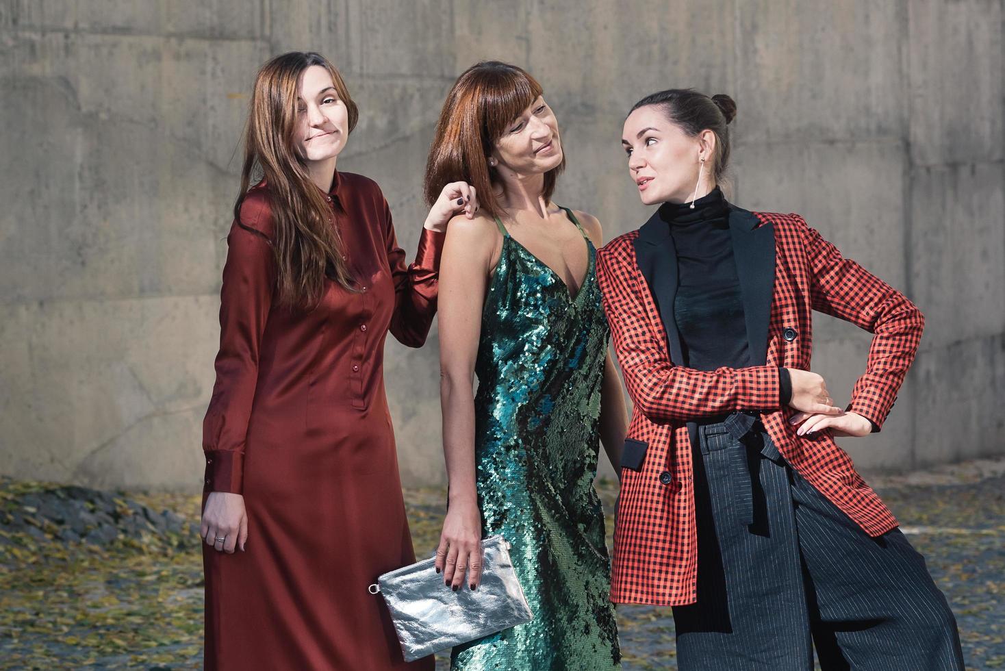 Tres bonitas mujeres hablando al aire libre durante el día. foto