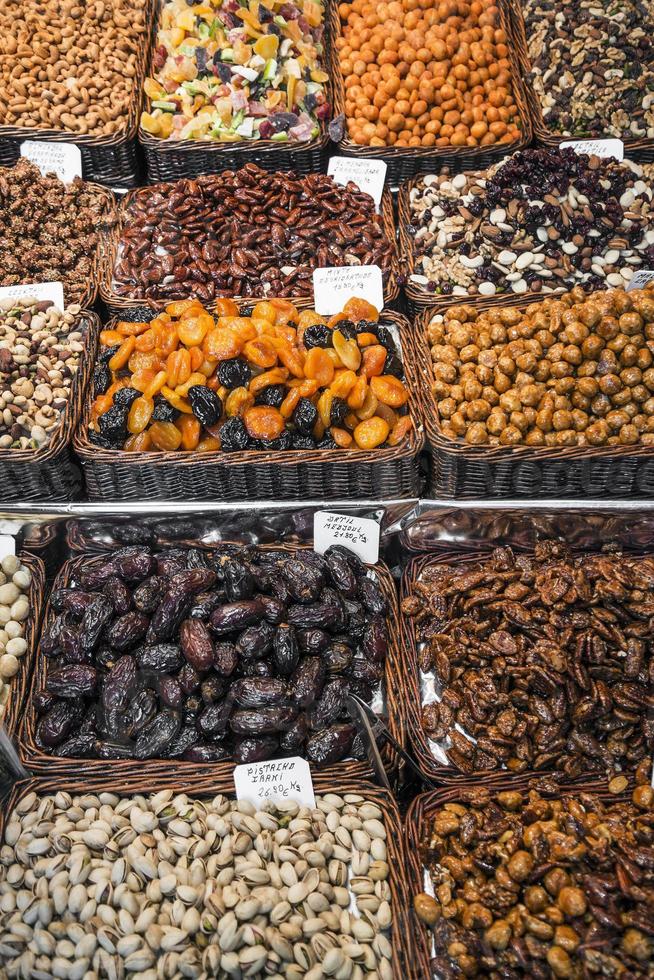 Frutos secos y nueces deli mostrar calado en el mercado de la boquería en Barcelona, España foto