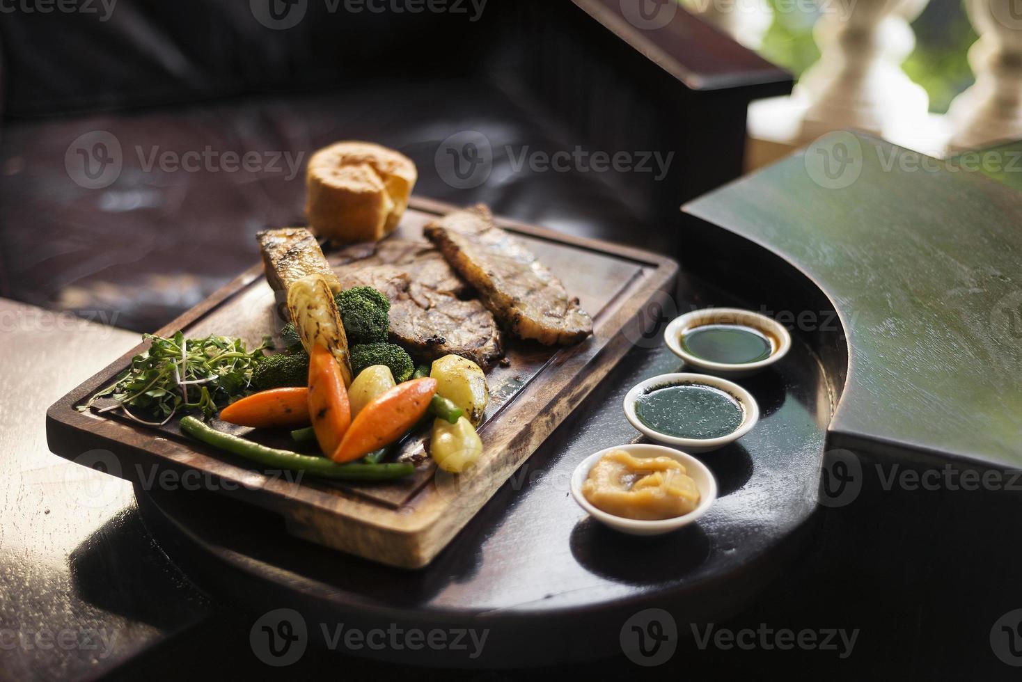 Domingo inglés británico tradicional rosbif con verduras comida clásica foto