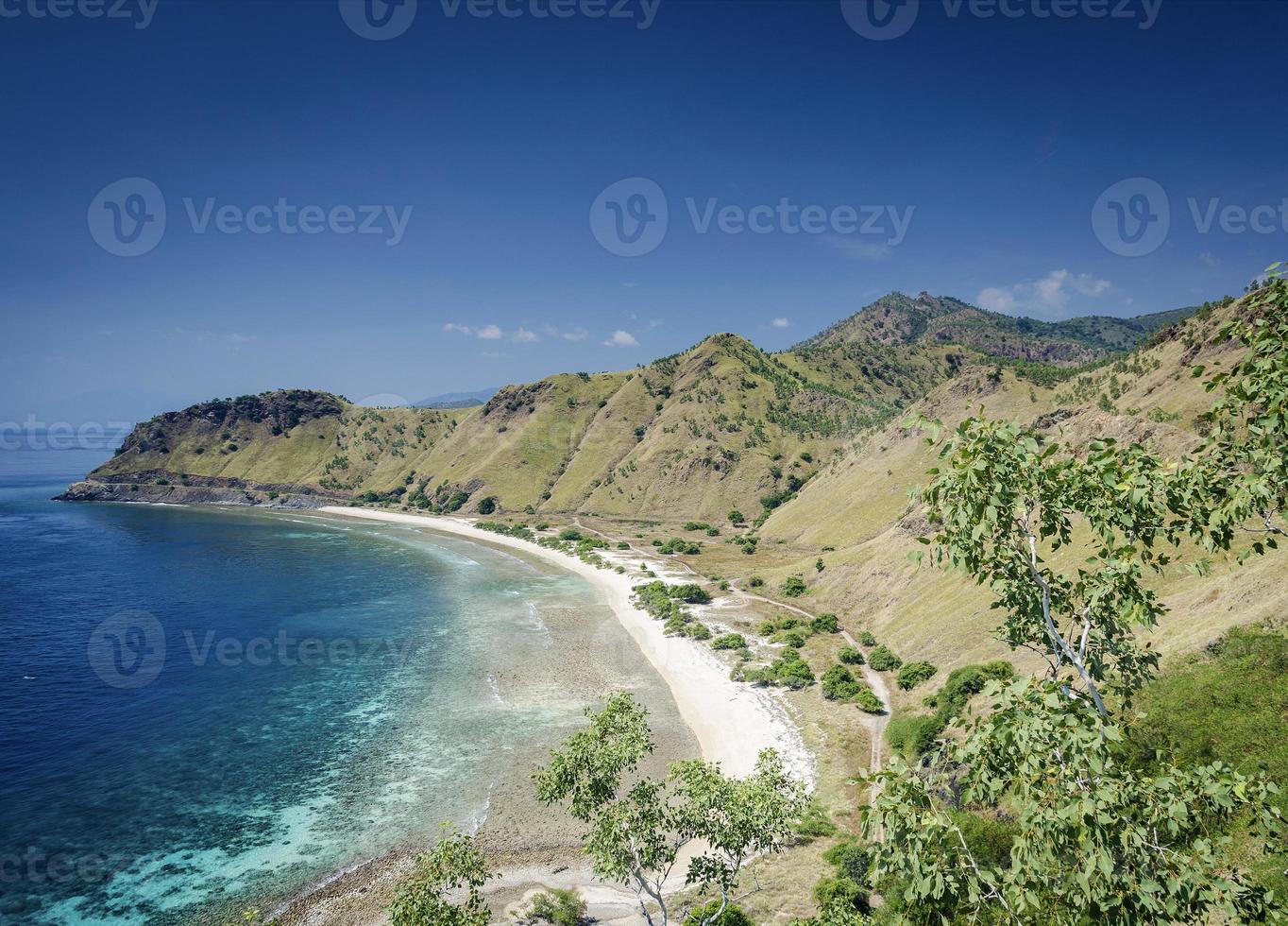 Vista de la costa y la playa cerca de dili en Timor Oriental leste desde cristo rei hill monumento foto