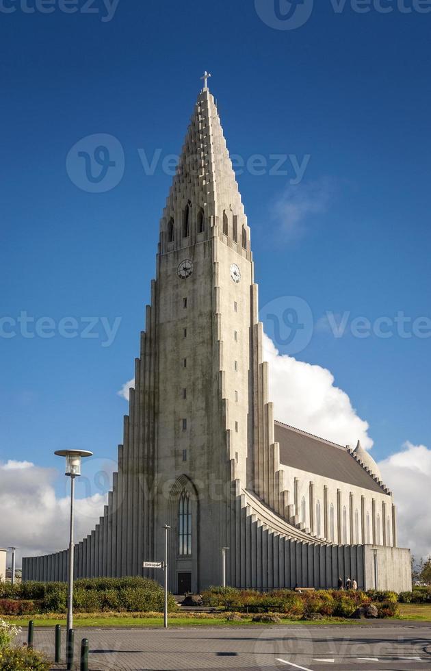 Reikiavik ciudad arquitectura moderna central histórica iglesia catedral en Islandia foto