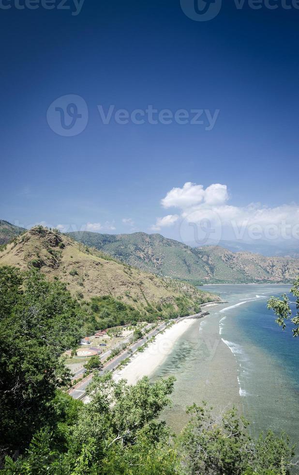 Vista de la costa y la playa cerca de dili en Timor Oriental leste desde cristo rei hill monumento foto