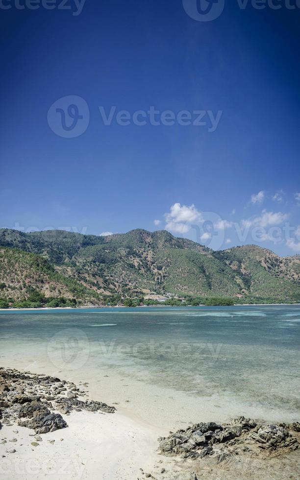 Areia branca tropical beach view y costa cerca de Dili en Timor Oriental foto