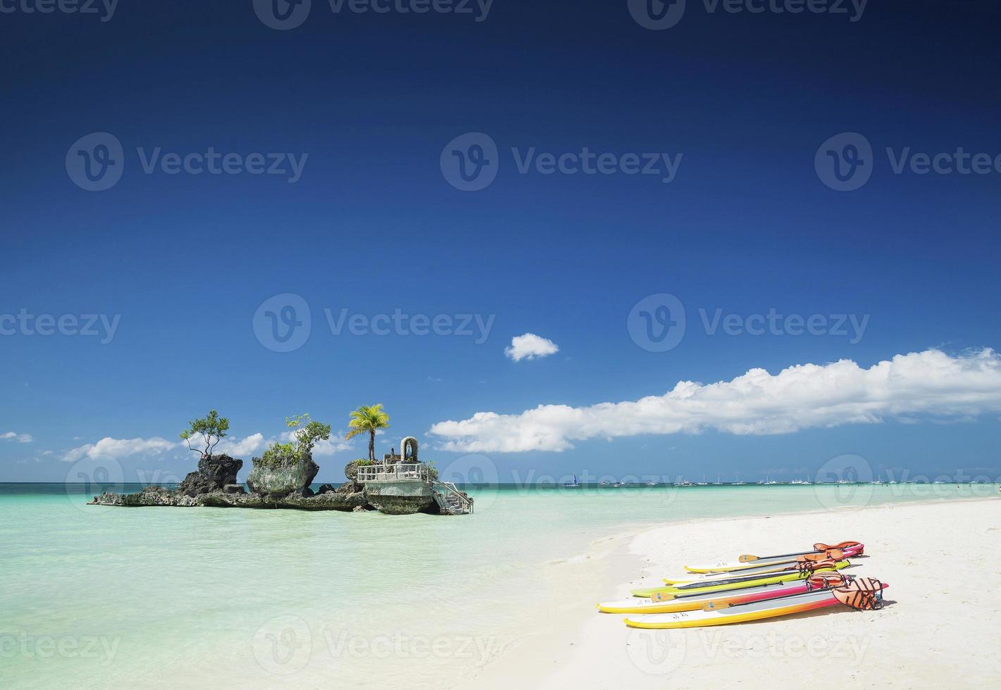 Santuario cristiano de playa tropical y canoas turísticas en la isla de Boracay, Filipinas foto