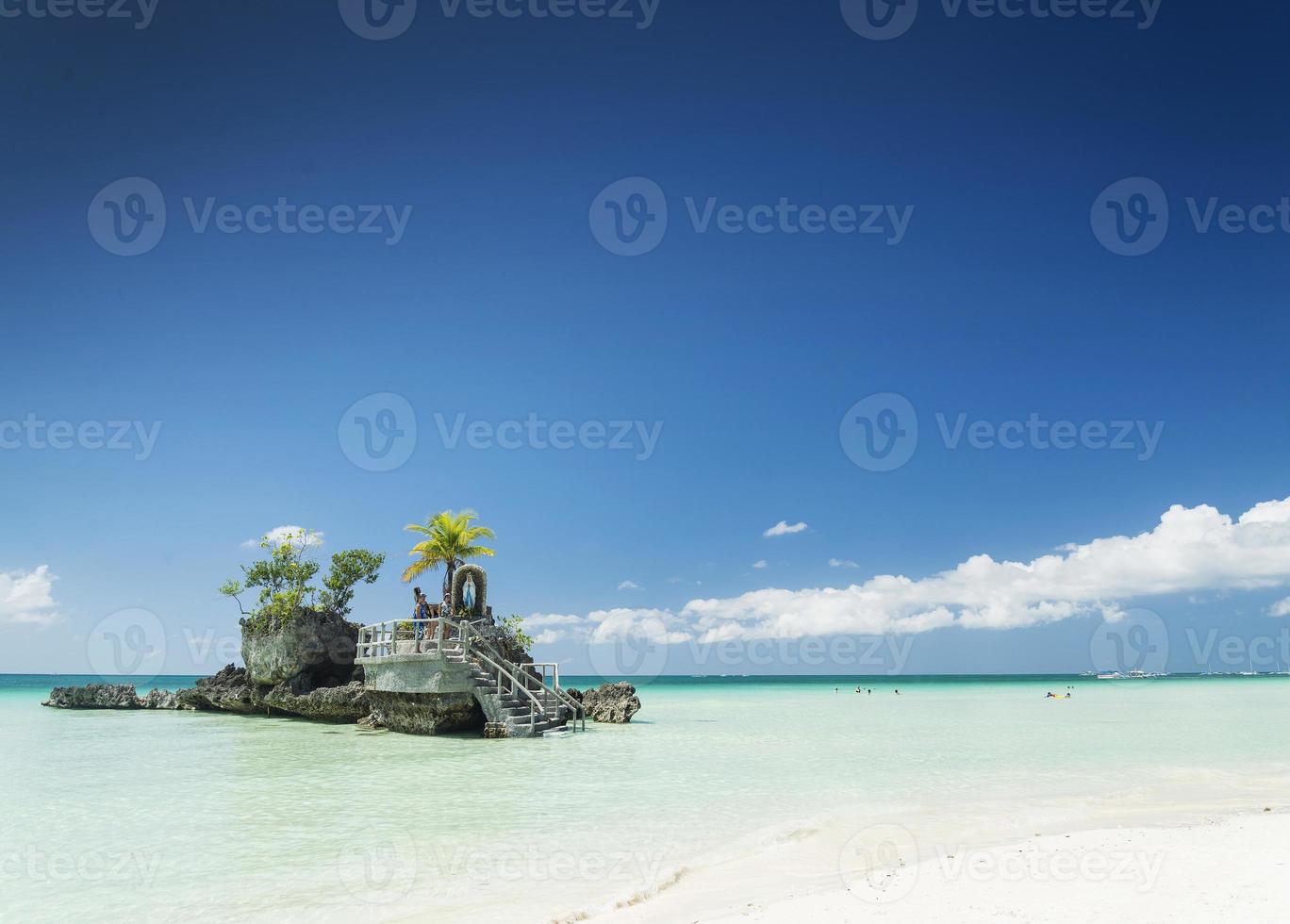 Santuario cristiano de playa tropical y canoas turísticas en la isla de Boracay, Filipinas foto