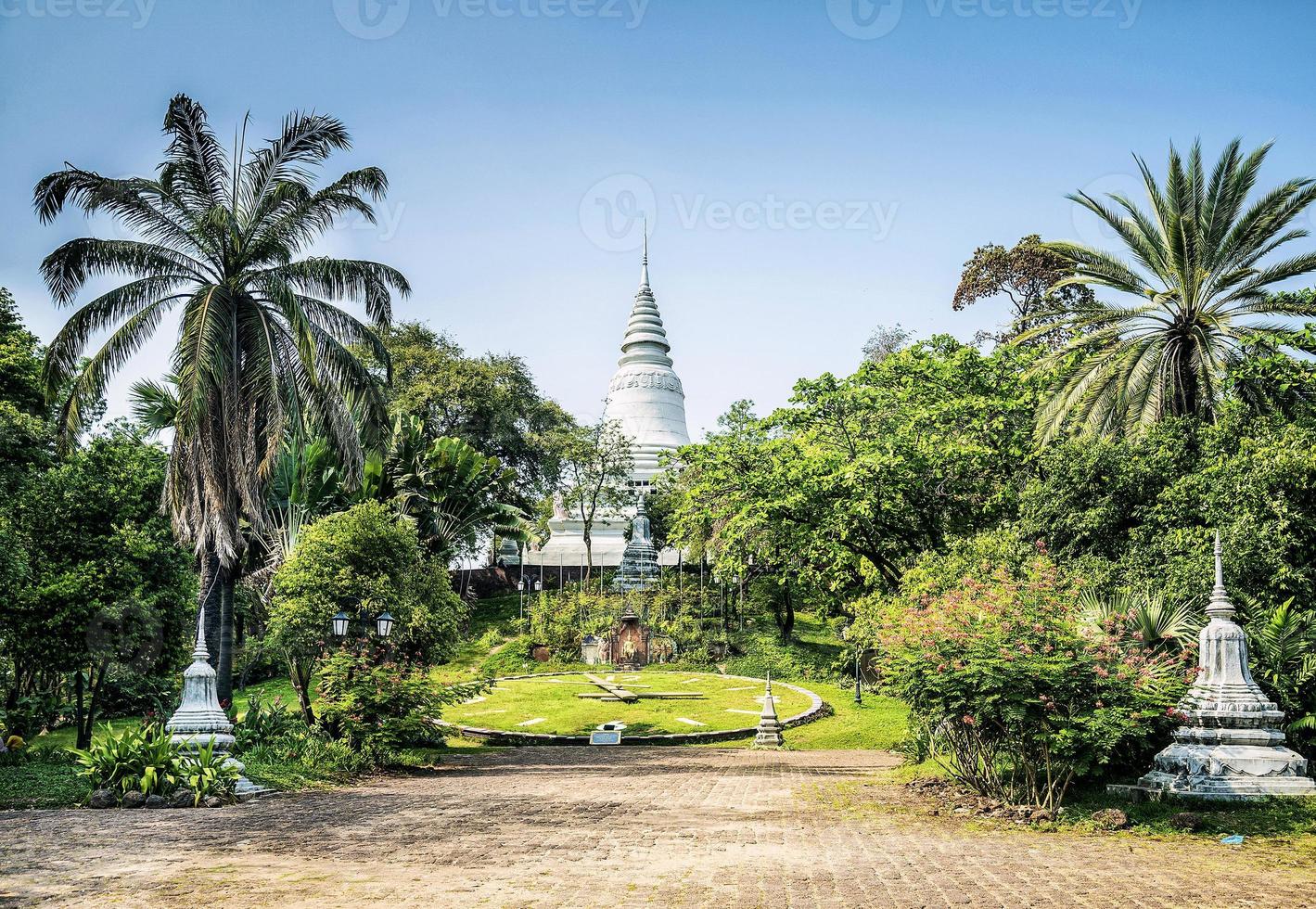 Famoso templo de Wat Phnom emblemático en el centro de la ciudad de Phnom Penh, Camboya foto