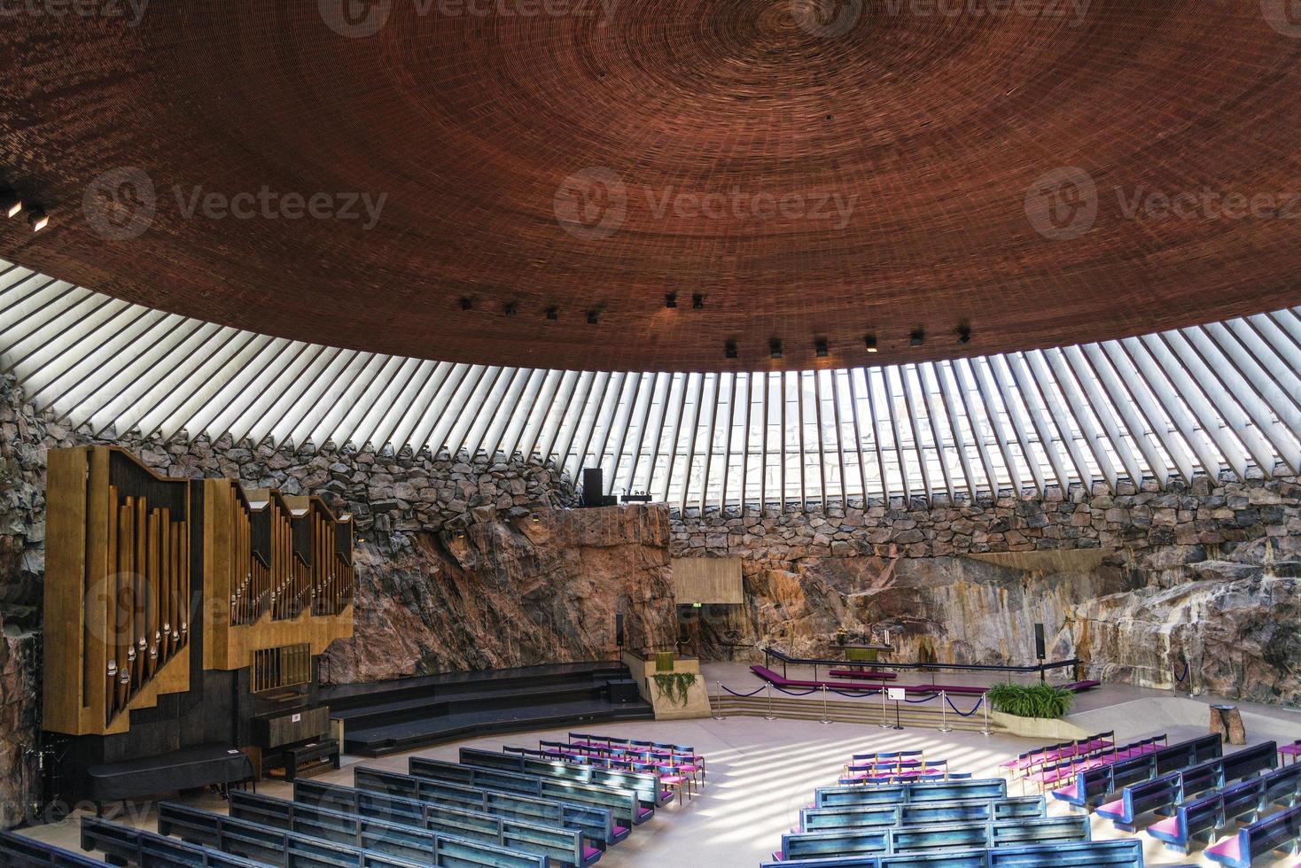 Temppeliaukio rock iglesia famosa arquitectura moderna interior histórico en Helsinki, Finlandia foto