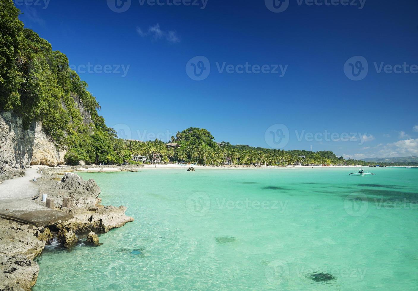 Diniwid Beach en la isla tropical de Boracay, Filipinas vista hacia el continente foto