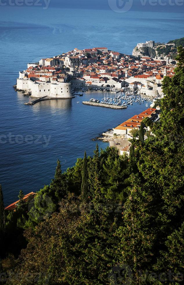 Vista de la ciudad vieja de Dubrovnik y la costa adriática en los Balcanes de Croacia foto