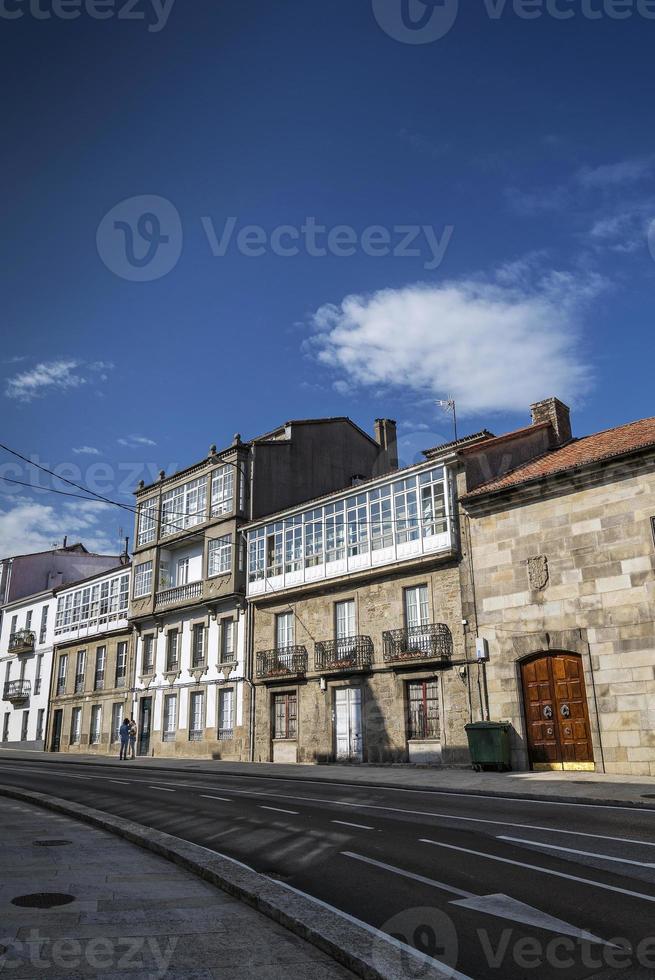 Escena callejera en el casco antiguo de Santiago de Compostela en España foto