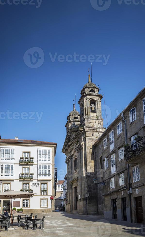 Escena callejera en el casco antiguo de Santiago de Compostela en España foto
